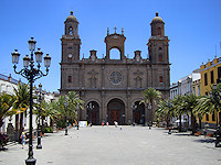 Queen Isabella and King Ferdinand commissioned the Catedral de Santa Ana to be built at the end of the 15th century.