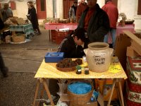 A young truffle vendor learns the trade under the watchful eye of his father.